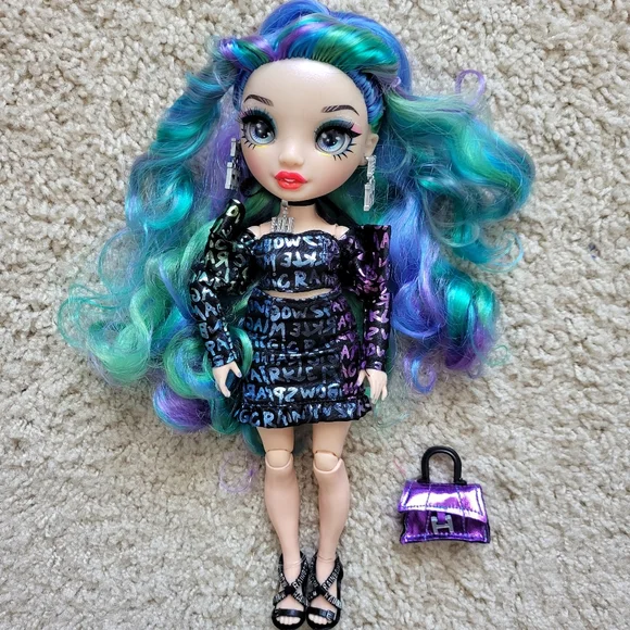 Rainbow High Doll Holly De’vious - Picture 2 of 5